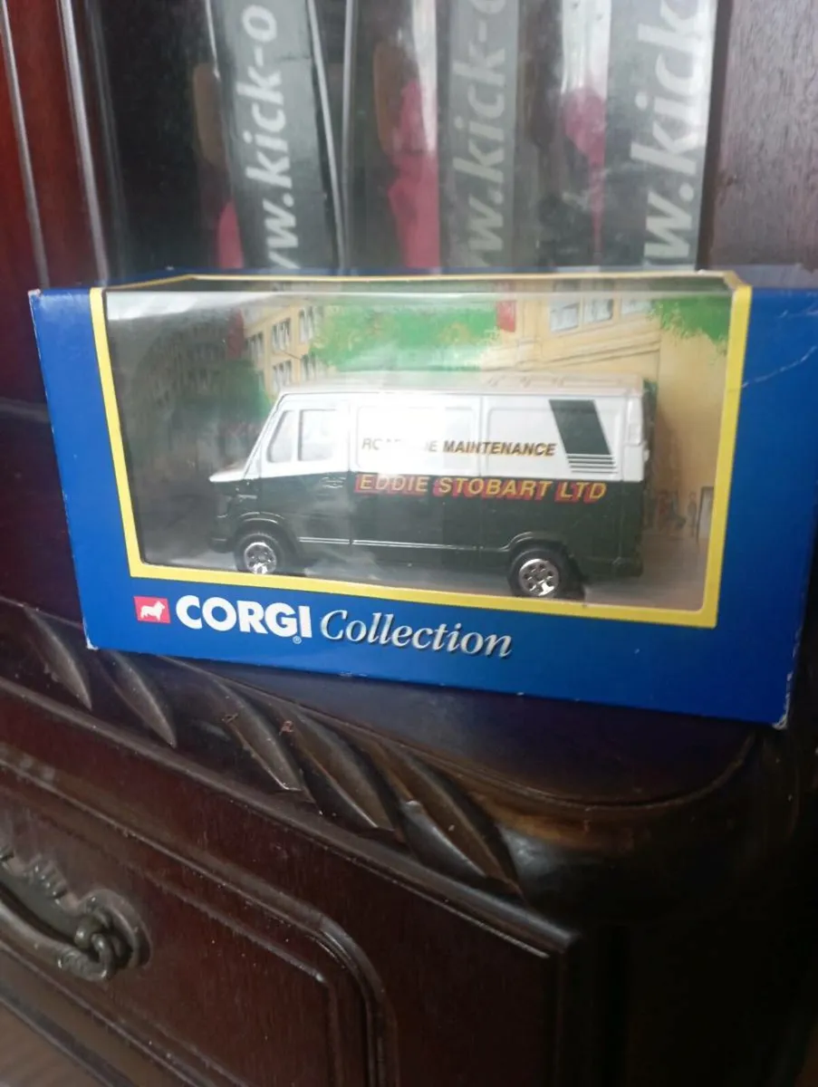CORGI 1-43 SCALE MERCEDES BENZ 1997 VAN  DIE-CAST - Image 2