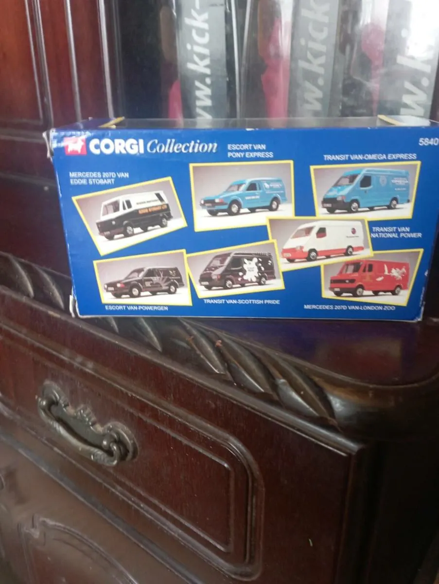 CORGI 1-43 SCALE MERCEDES BENZ 1997 VAN  DIE-CAST - Image 3