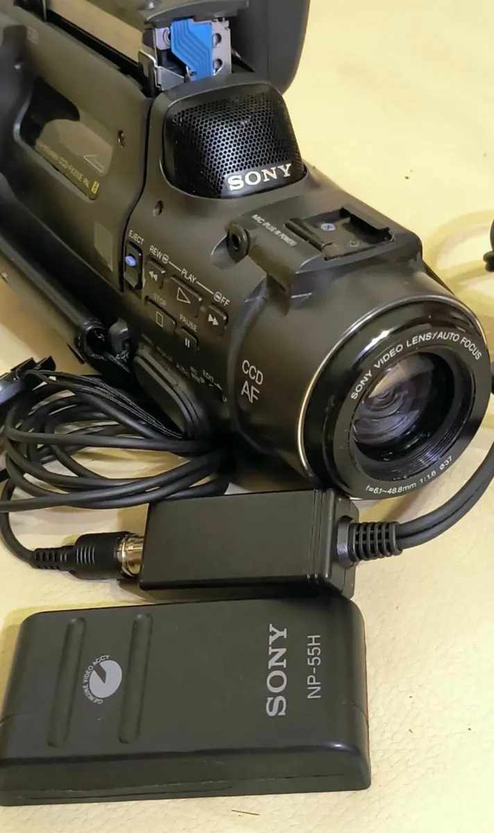 Sony Handycam CCD-FX200E Handheld Video8 Camcorder - Image 1