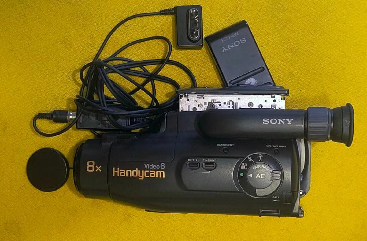 Sony Handycam CCD-FX200E Handheld Video8 Camcorder - Image 3