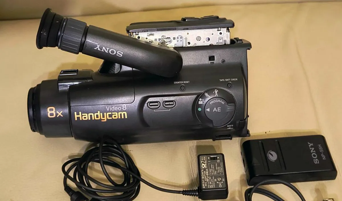 Sony Handycam CCD-FX200E Handheld Video8 Camcorder - Image 4