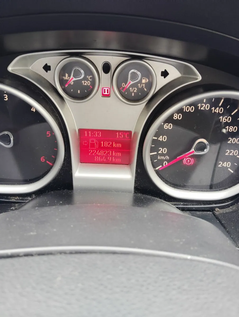 Ford Focus 2010 - Image 2