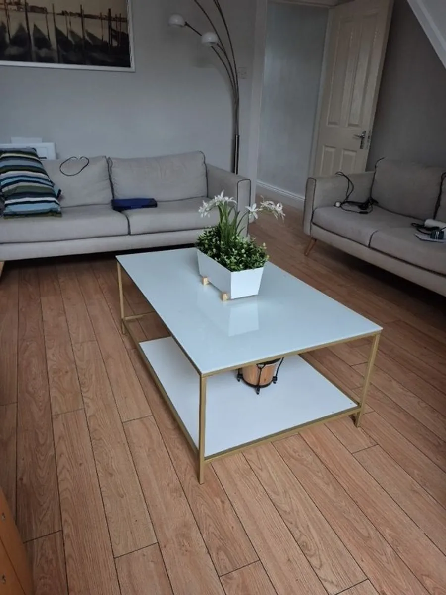 Coffee Table. - Image 1