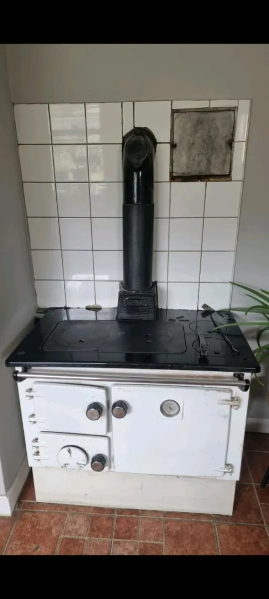 STANLEY SOLID FUEL STOVE WITH BACK BOILER