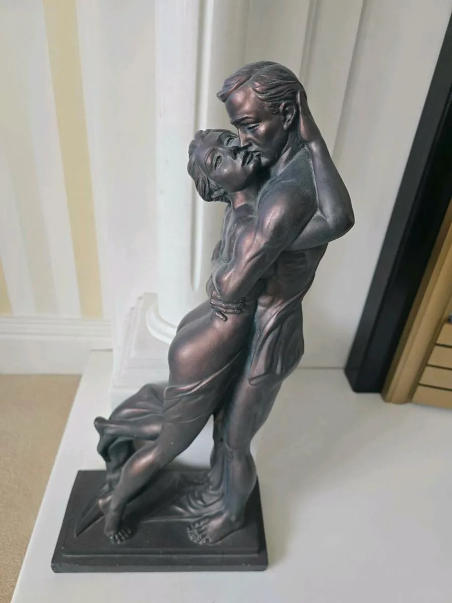 Statue of man and woman embracing
