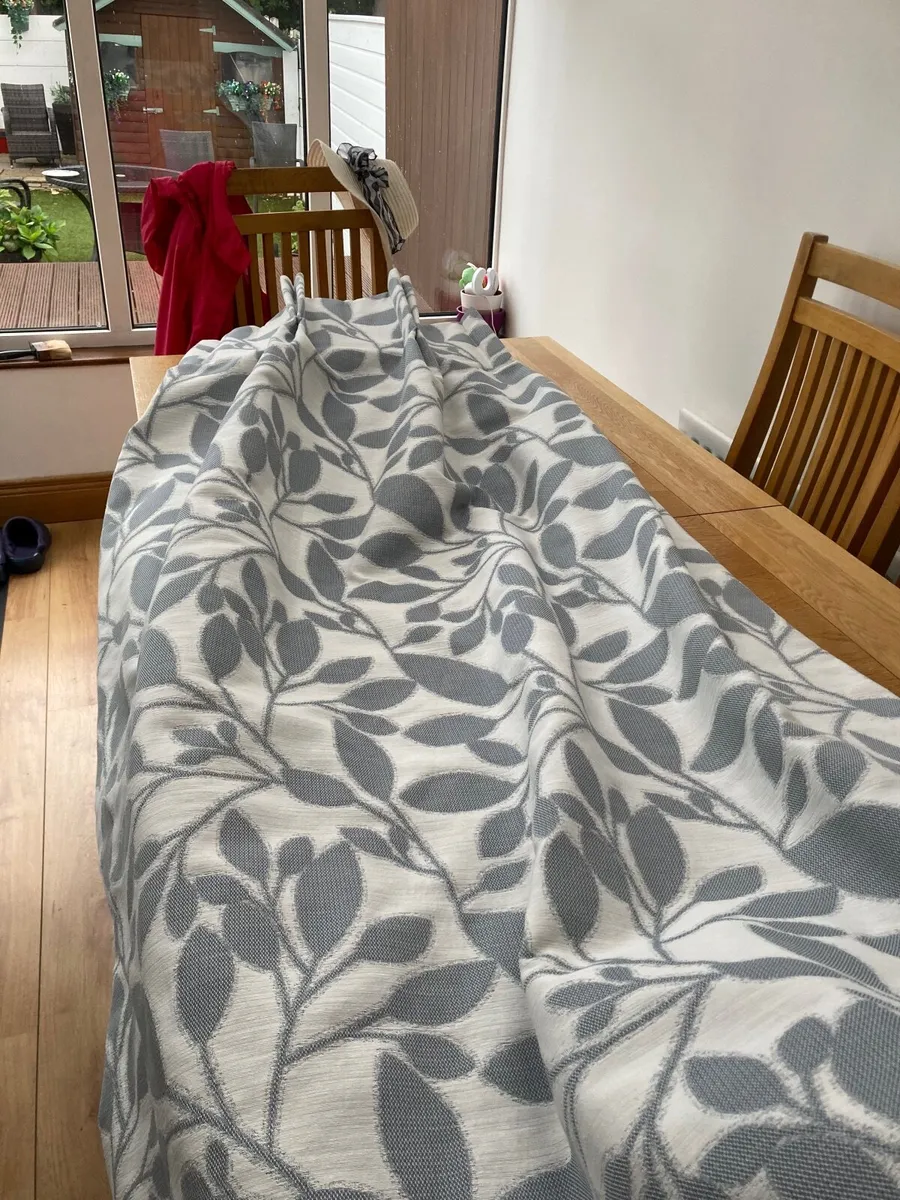 Curtains - Image 2