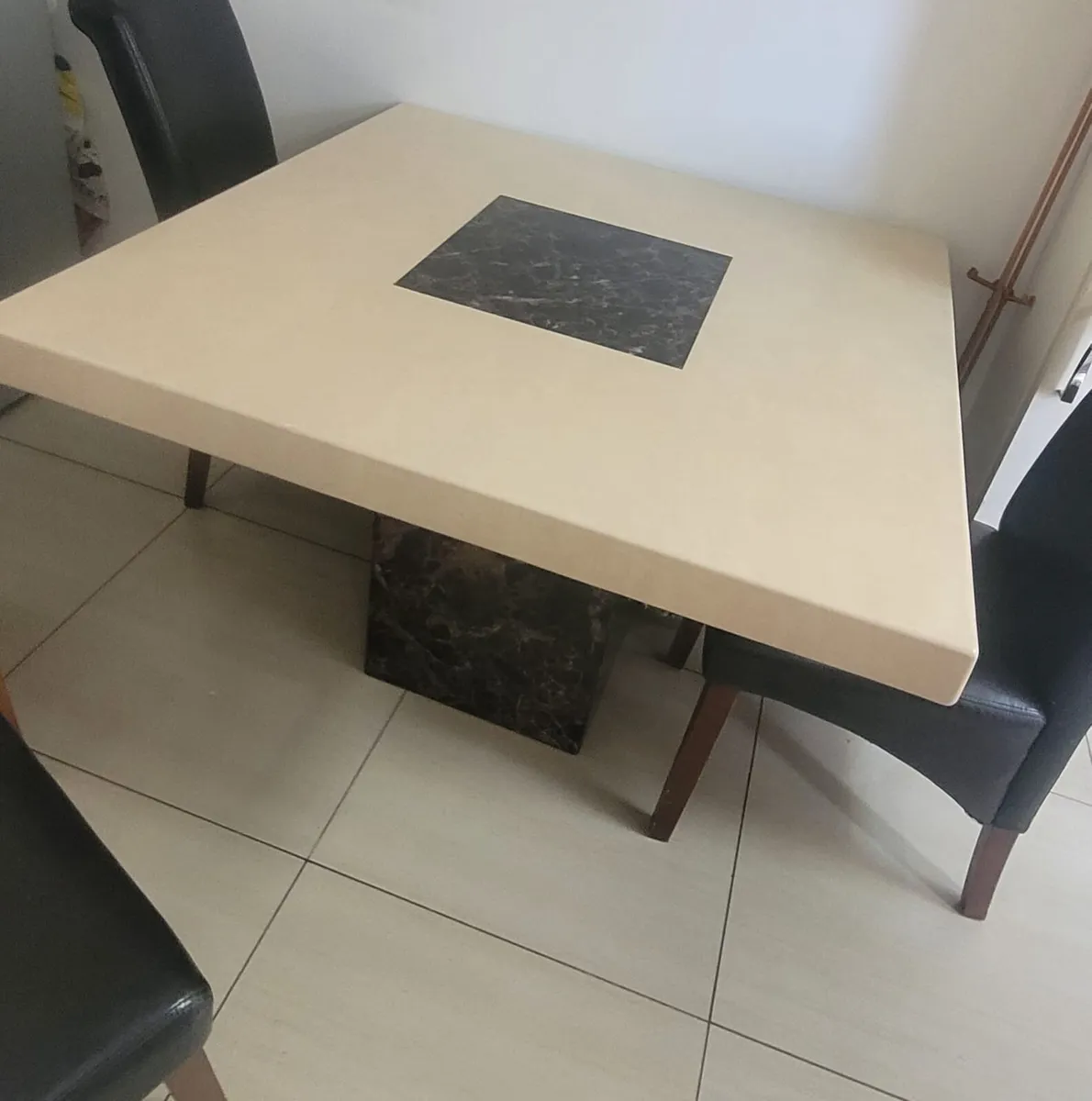 Marble table - Image 1