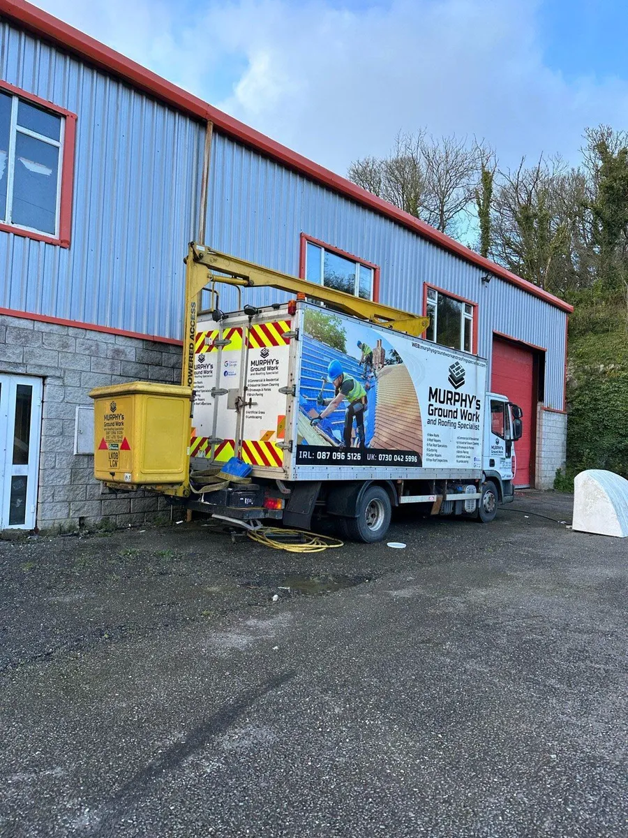 Cherry picker truck - Image 1