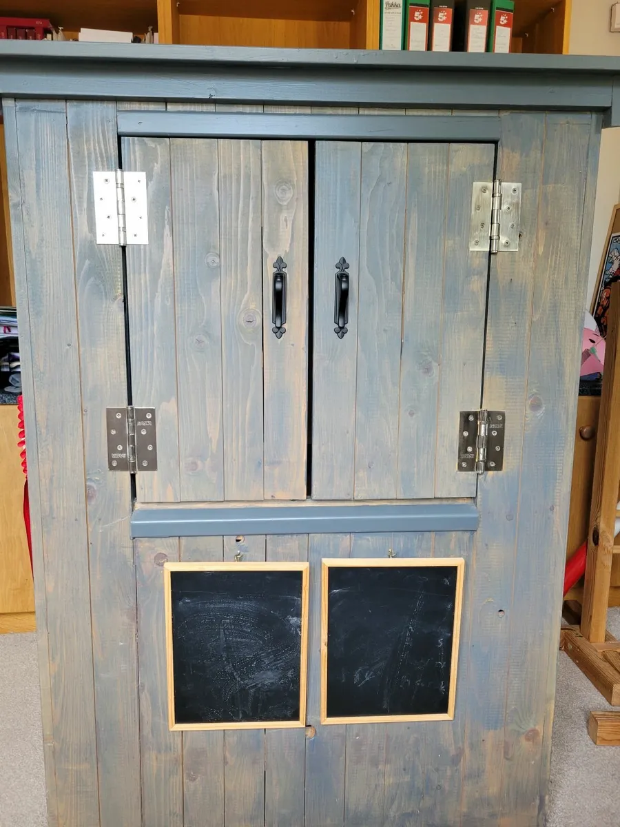 Handmade wooden stable for hobbie horses - Image 1