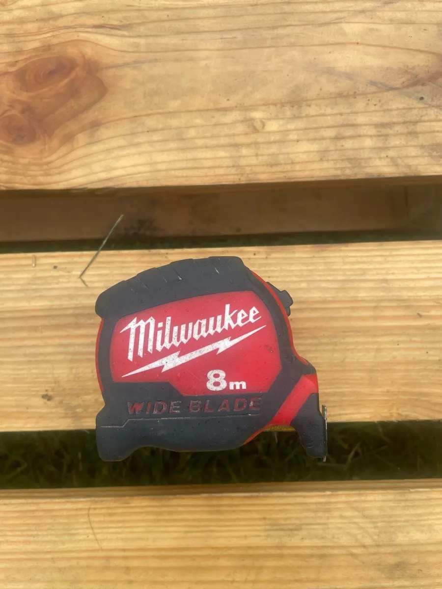 Premium Wide Blade 8M Tape Measure - Image 2