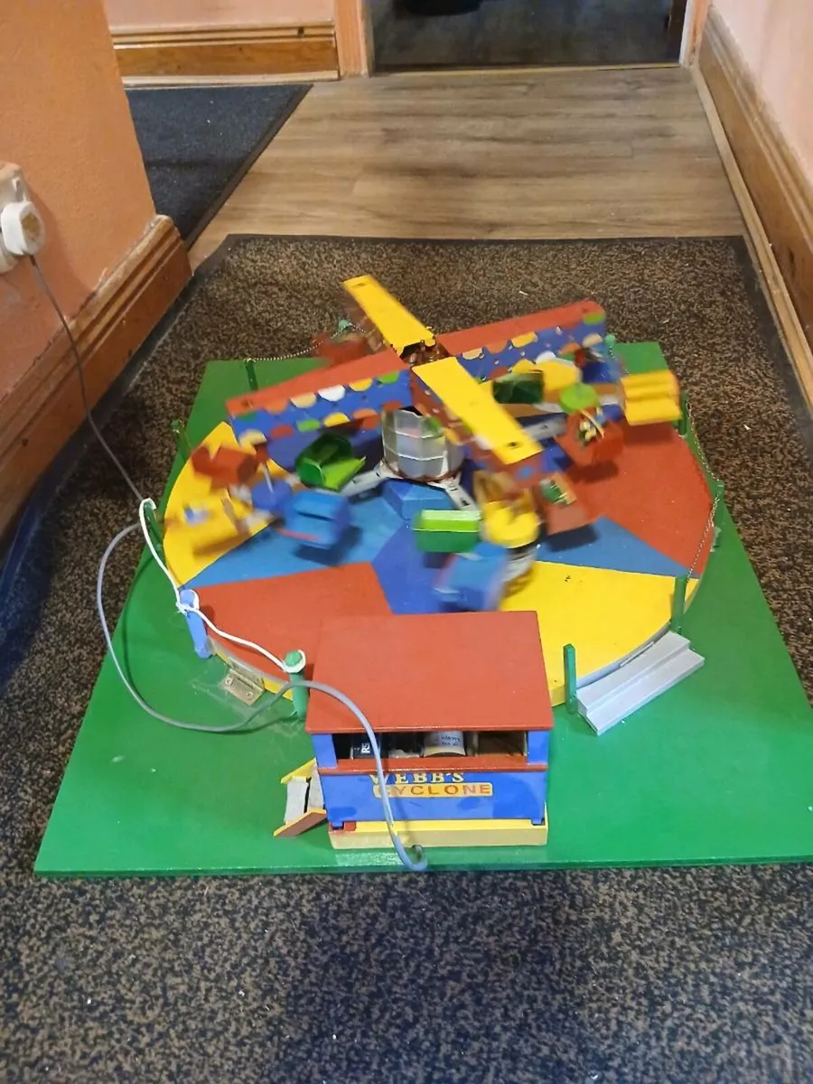 SCRATCH BUILT  FAIRGROUND RIDE - Image 3