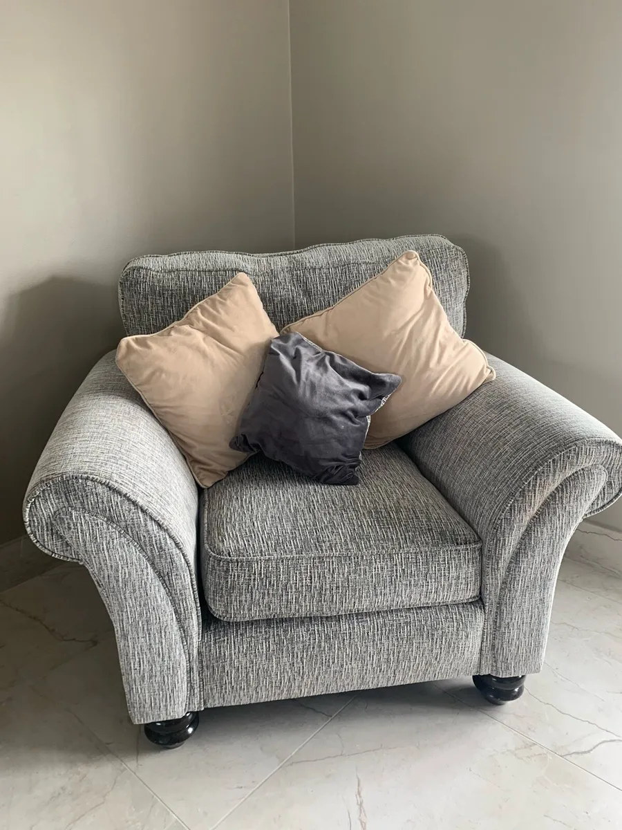 L shape couch and armchairs - Image 1