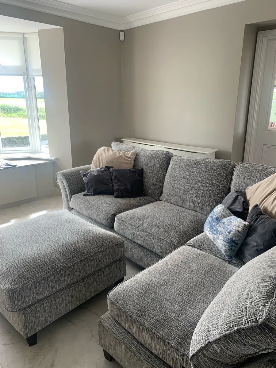 L shape couch and armchairs - Image 2