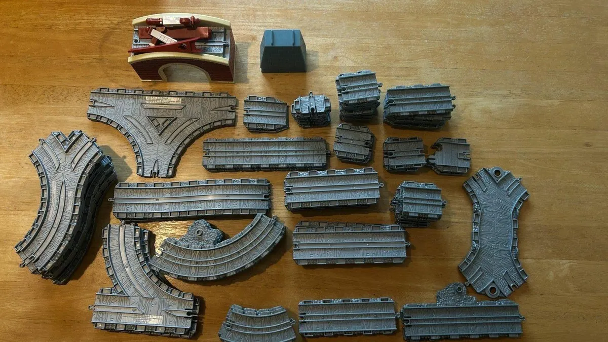 Thomas The Tank Engine - Tracks and Buildings - Image 1