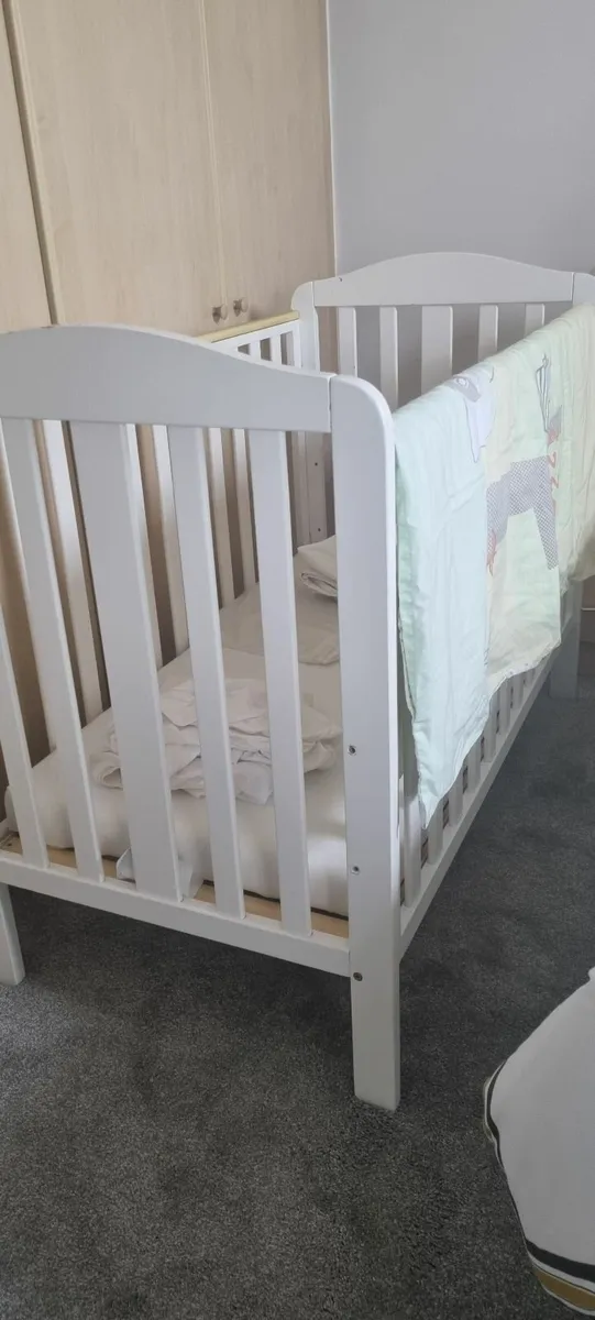 A childs cot - Image 2