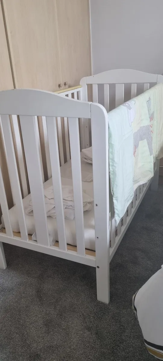 A childs cot - Image 1