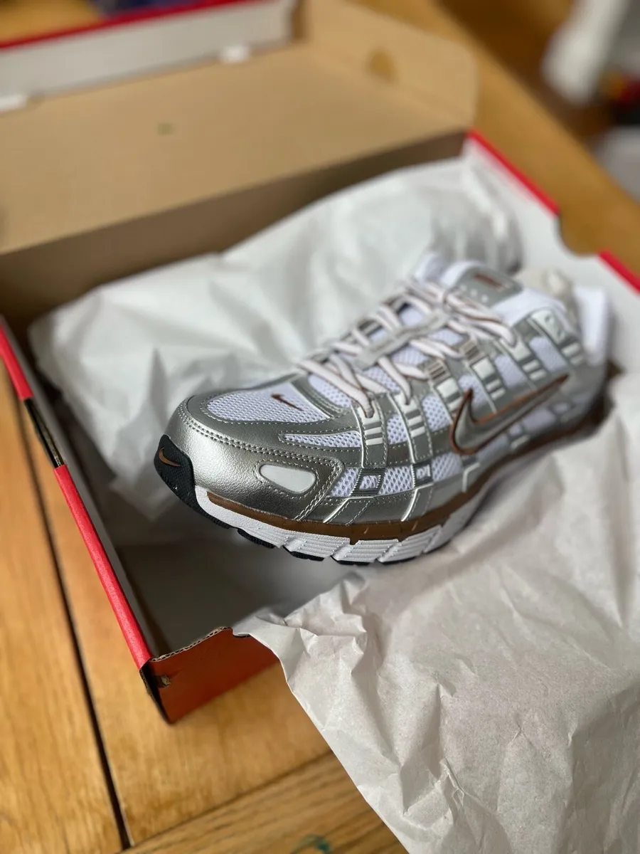 Nike women p6000 white/metallic silver - Image 1