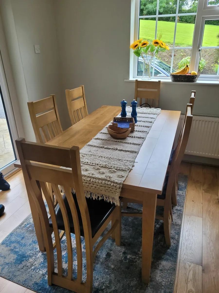 Table and 6 chairs - Image 1