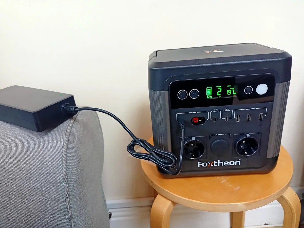Foxtheon iGo 1200 + 120w  Solar Panel - Image 1