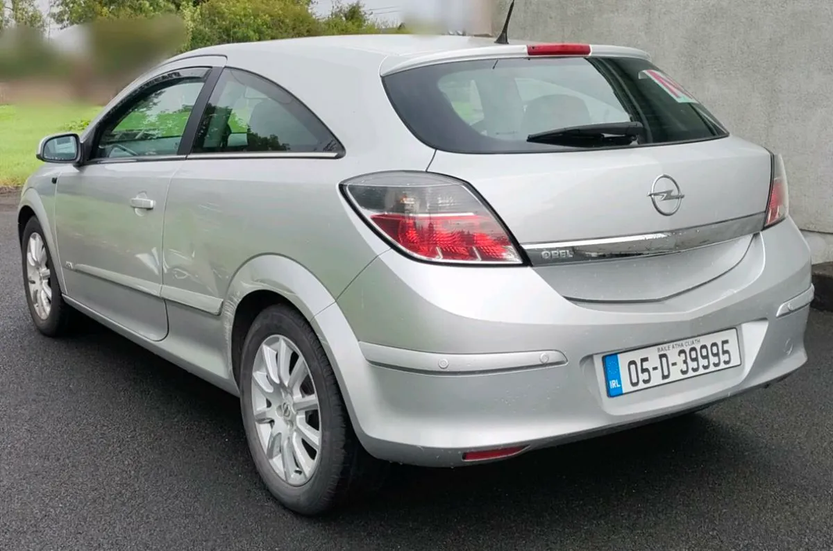 Opel Astra 3 door hatchback for repair - Image 3