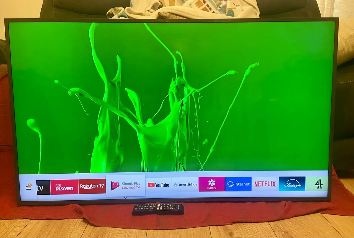 Samsung 50" 4K Crystal UHD Smart TV & Wall Bracket - Image 2