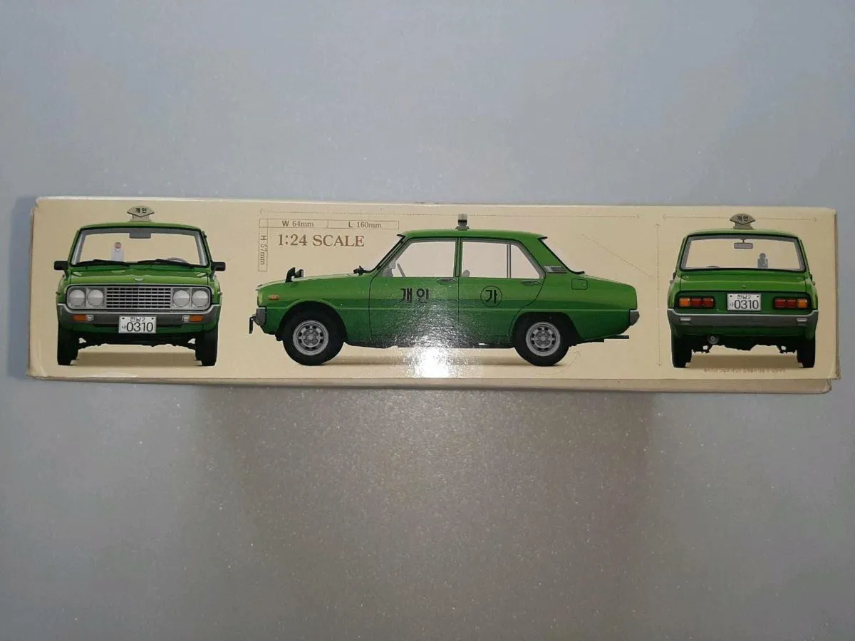 1:24 Scale Car plastic assembly kit - Image 2