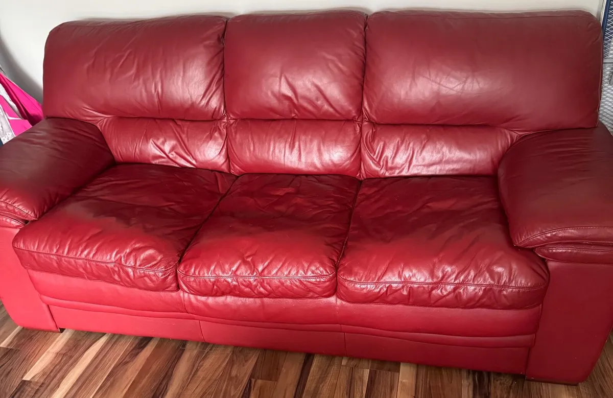 3 seater red leather couch - Image 1