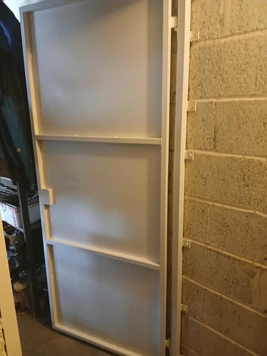 Lock up door - Image 3