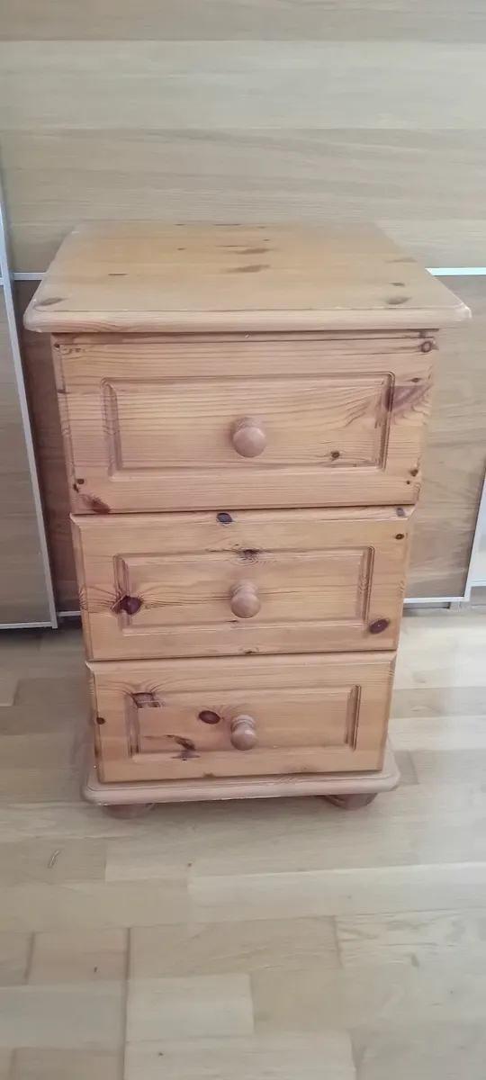 Small chest with 3 drawers bedside locker