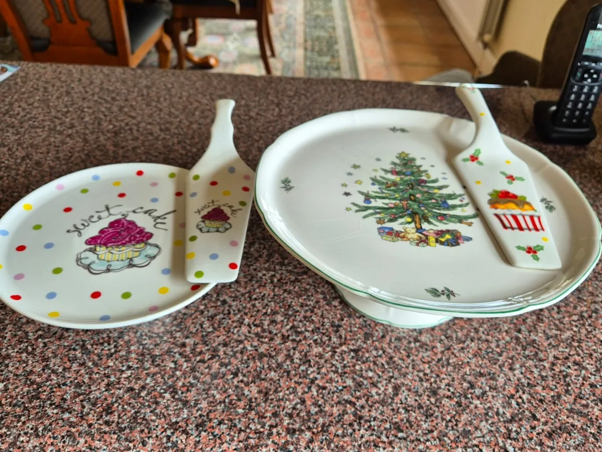 Cake stands and tins - Image 1