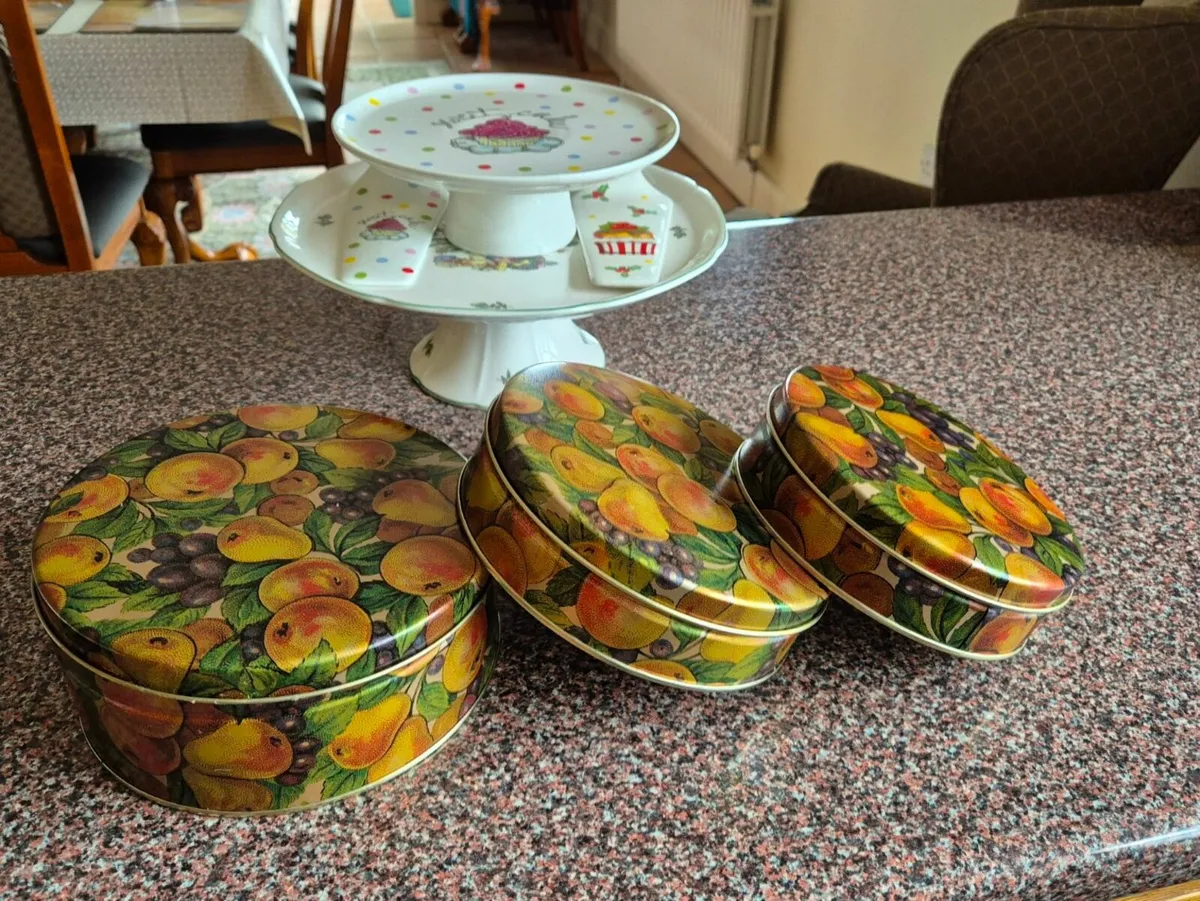 Cake stands and tins - Image 2