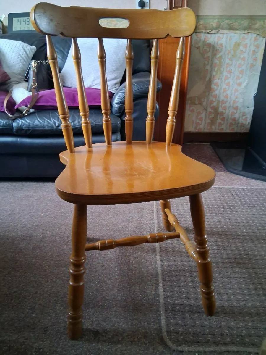 Table and 4 chairs - Image 1