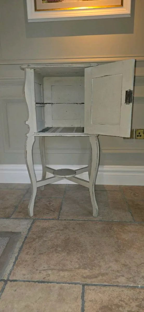 French Provincial style cabinet - Image 4