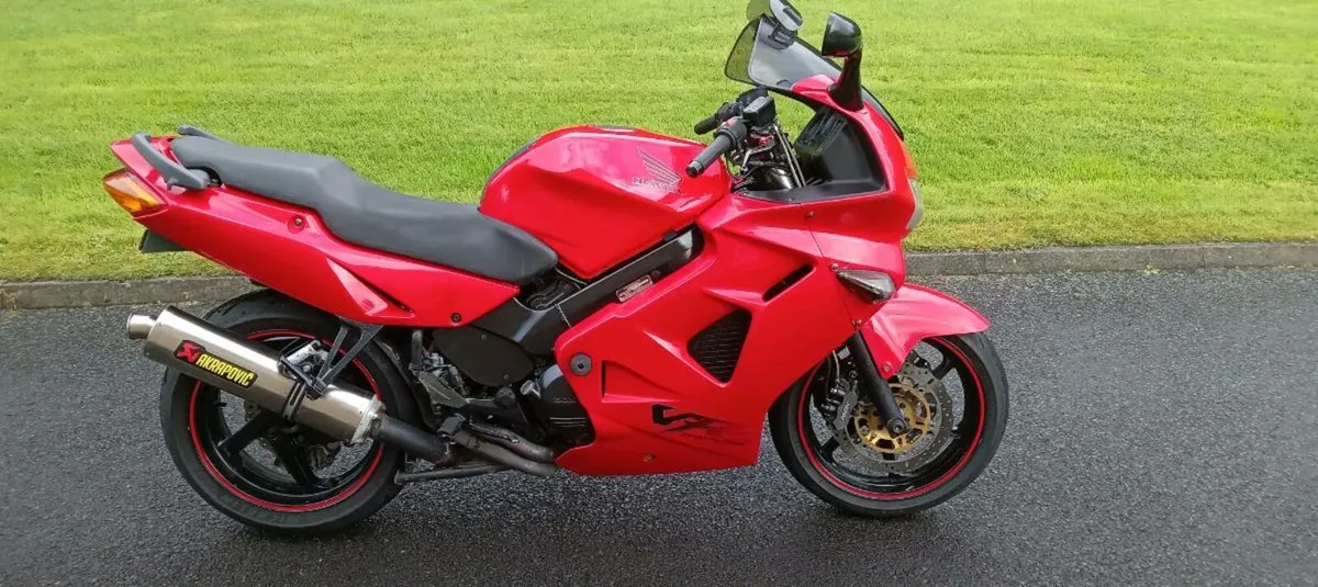 Honda vfr800 fi with  SPARE set of new fairings - Image 1