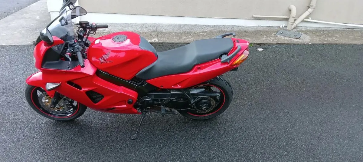 Honda vfr800 fi with  SPARE set of new fairings - Image 2