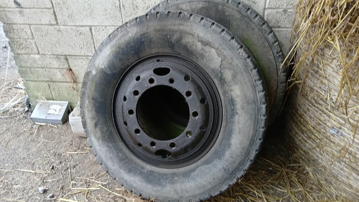 Lorry wheels and tractor tyre - Image 2