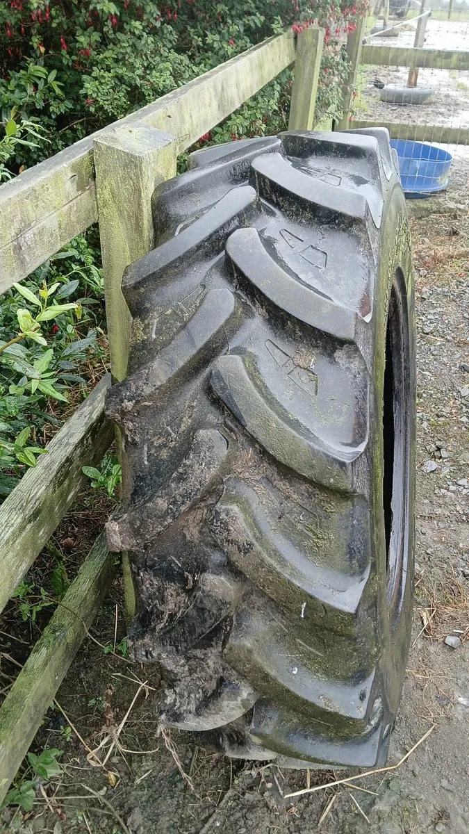 Lorry wheels and tractor tyre - Image 4