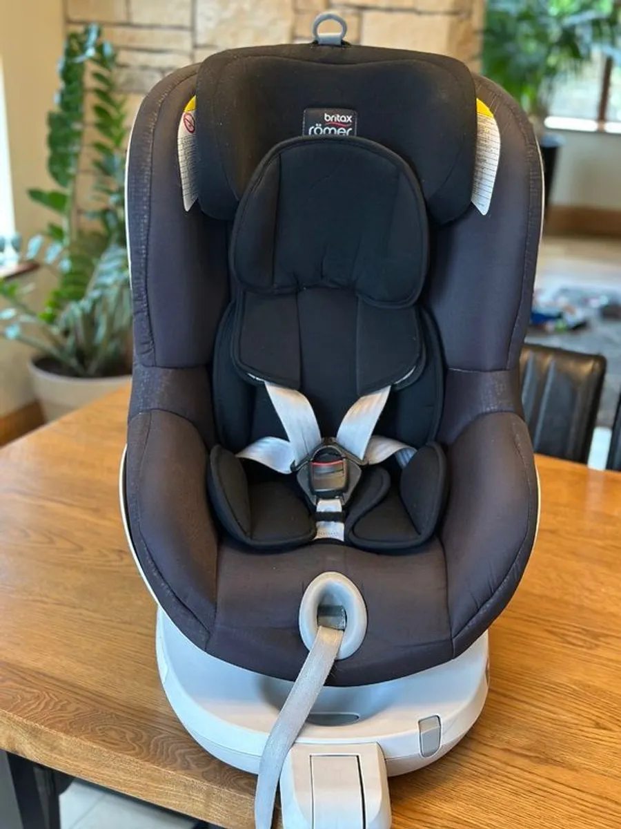 Britax Romer Dualfix Isofix 360 Car Seat - Image 1
