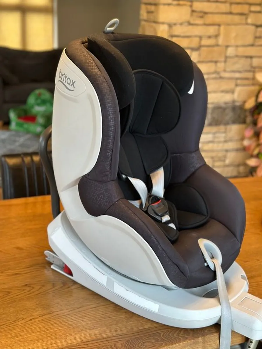Britax Romer Dualfix Isofix 360 Car Seat - Image 4