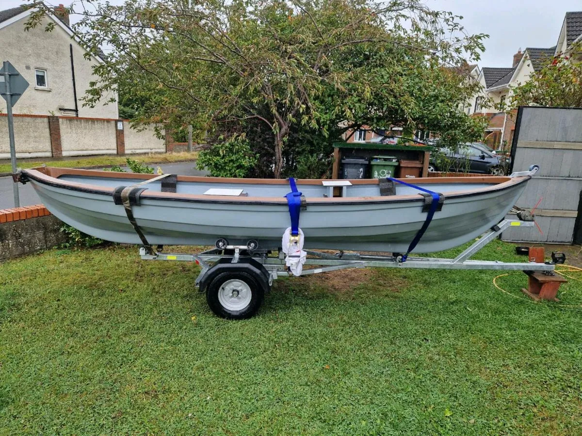Lake boat and trailer - Image 1