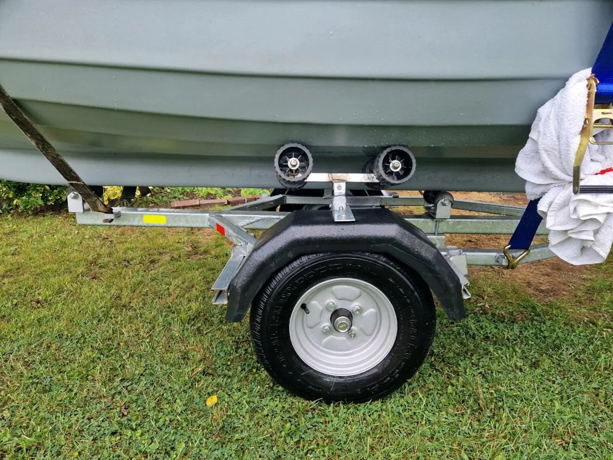 Lake boat and trailer - Image 2