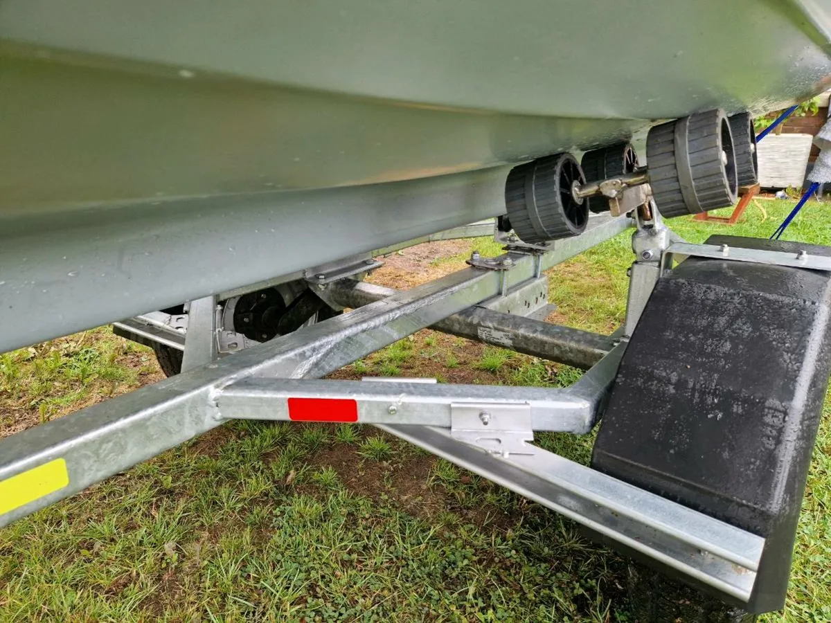 Lake boat and trailer - Image 3