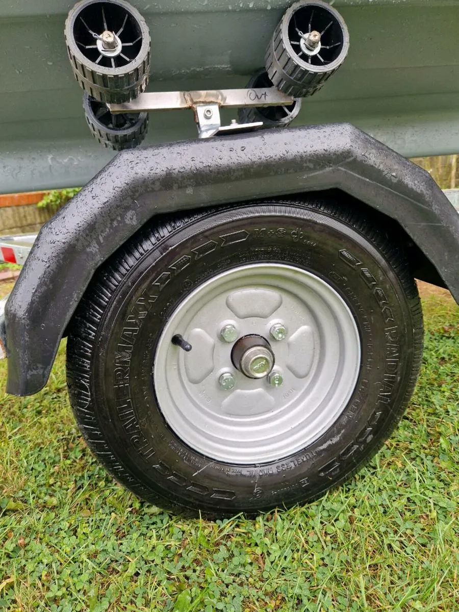 Lake boat and trailer - Image 4