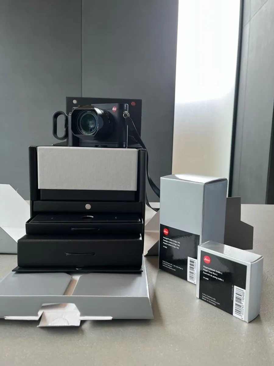 Leica Q typ 116, summilux lens  + hand grip w/finger loop. - Image 1