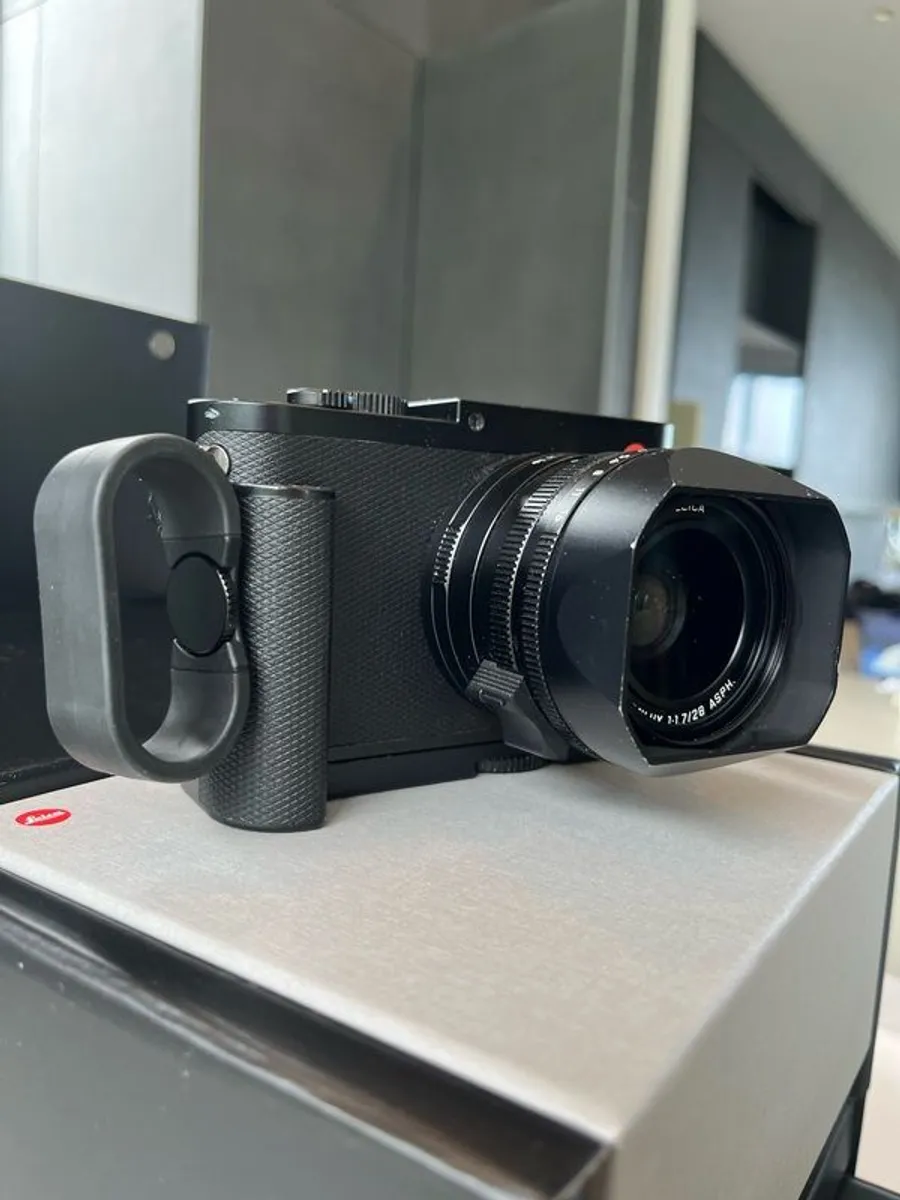 Leica Q typ 116, summilux lens  + hand grip w/finger loop. - Image 3