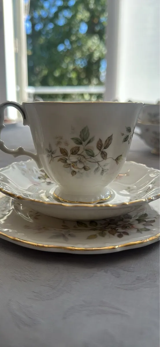 Royal Albert Haworth 12pce tea set &dinner service - Image 1