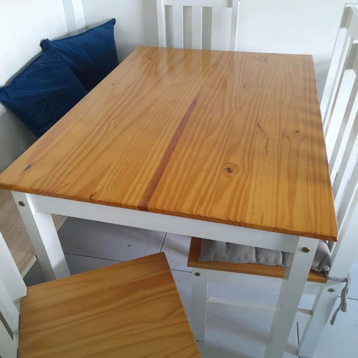 Table & Chairs - Image 3