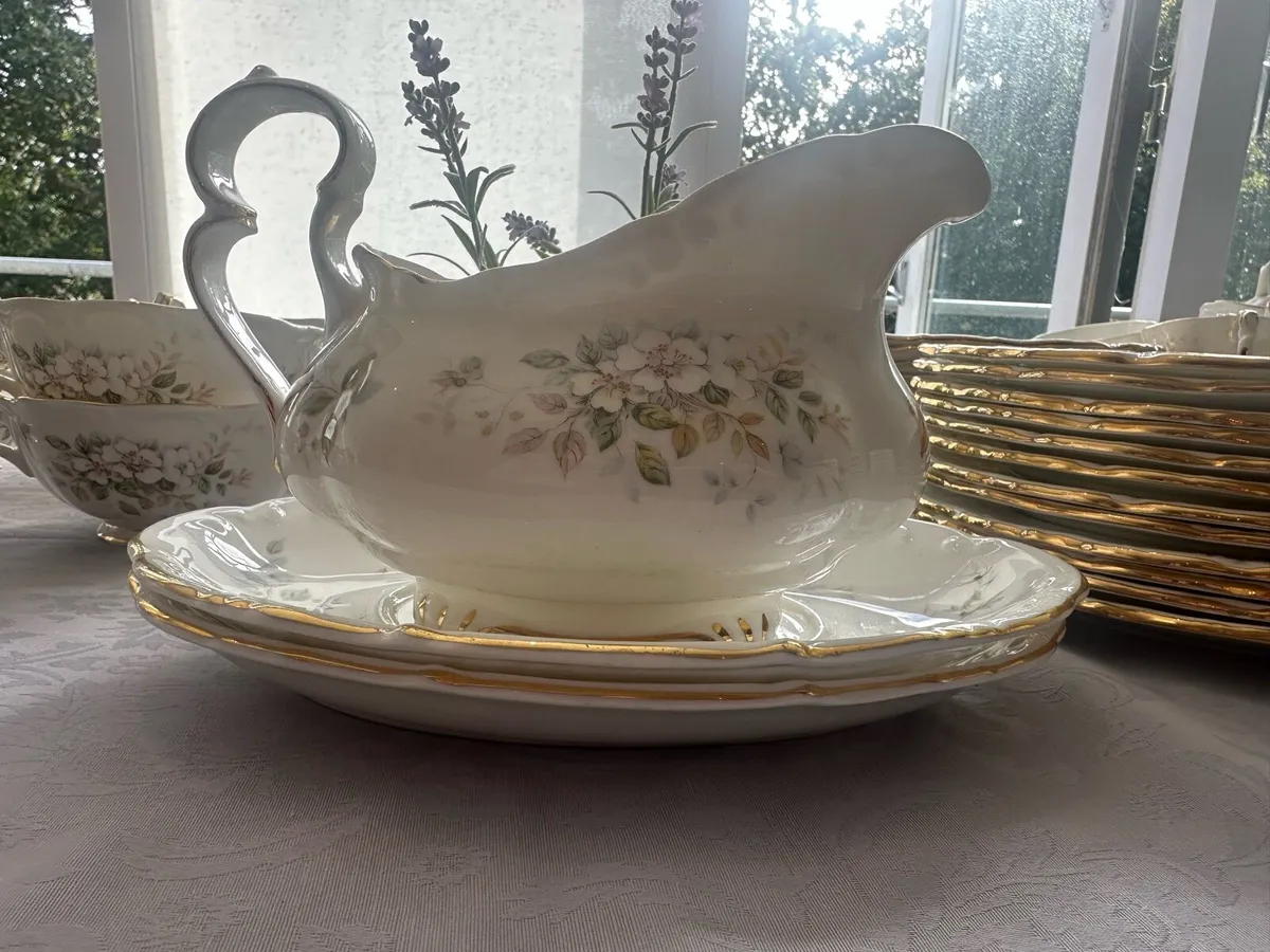 Royal Albert Haworth 12pce tea set &dinner service - Image 4