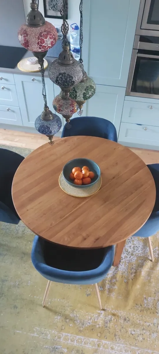 Table and chairs - Image 1