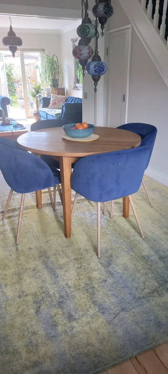 Table and chairs - Image 2